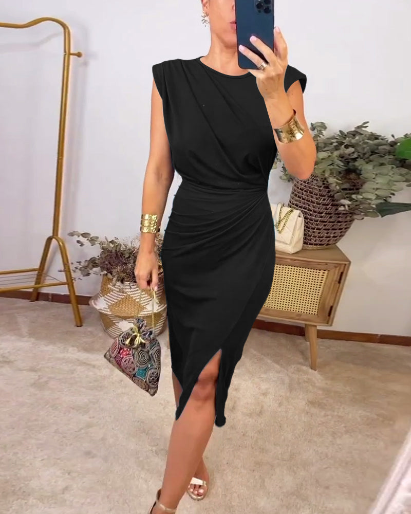 Sleeveless pleated slit solid color dress