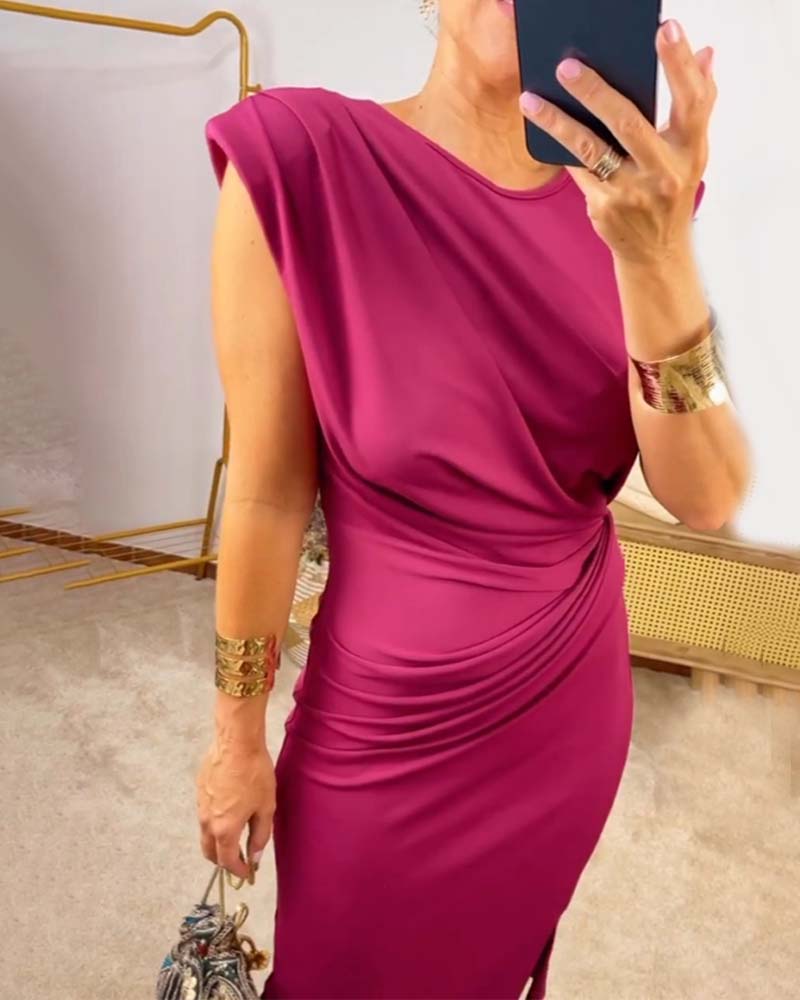 Sleeveless pleated slit solid color dress