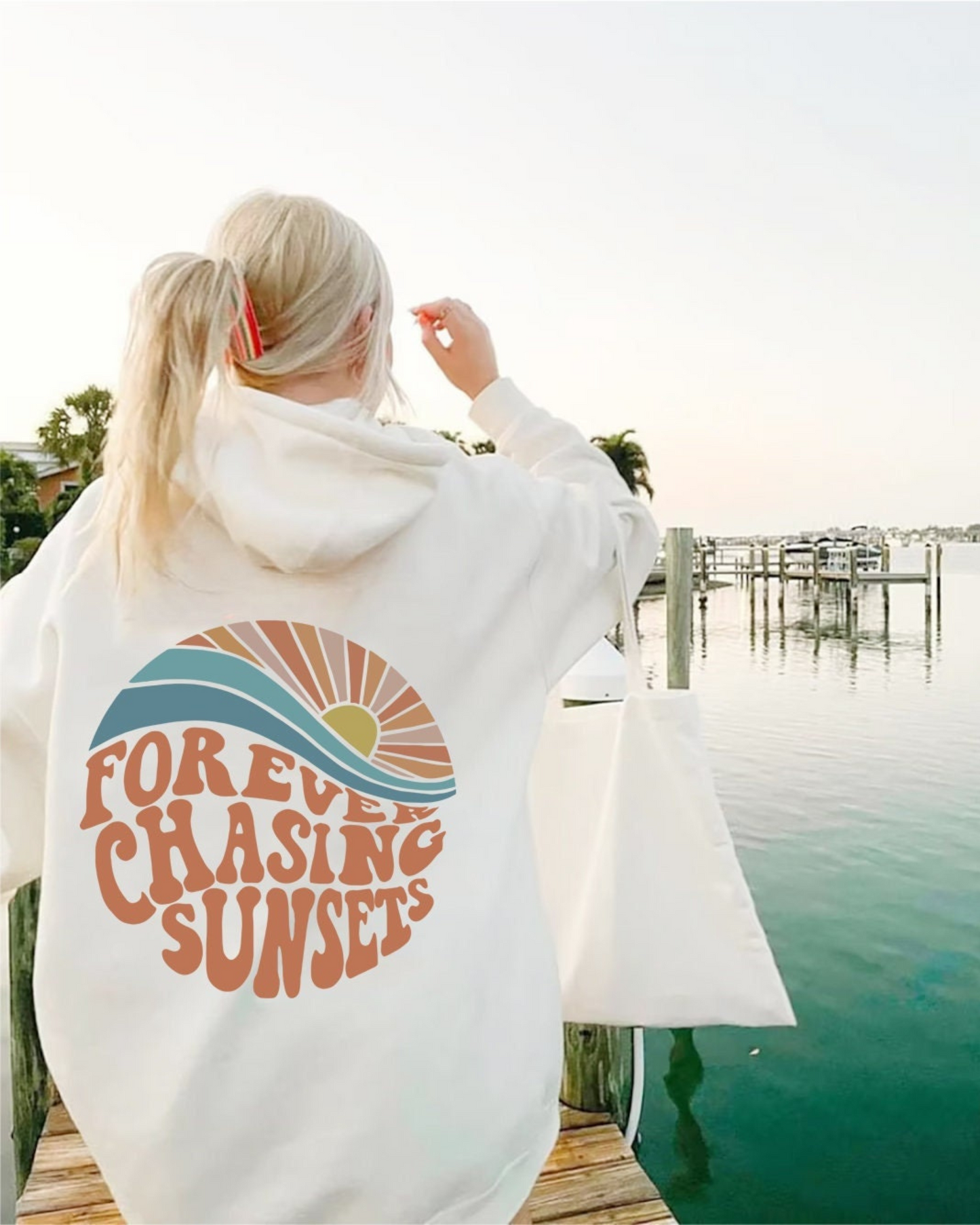 Kira -  Stylish Hoodie "Forever chasing sunsets"